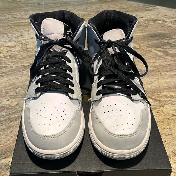 NIKE AIR JORDAN 1 Mid boys/men sneakers EUC. Size 10.5 black/white/grey - Picture 5 of 6